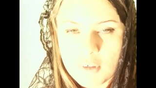 Pantasma do compañeiro preso da súa propia miolos veu para redhaired puta con peitos encaladas de branco despois de haedcore relacións sexuais con tres compañeiros para lembra-la sobre a súa débeda