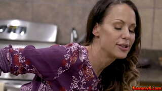 Hot brunette Маккензи Ое меорад каме ДНК аз ҷавонро жеребца ва водор ба он кончить