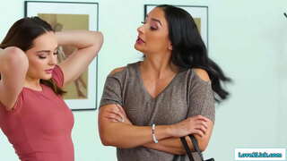 Busty stepmom agus stepdaughter have a secret affair agus babe sneaks a-steach don milfs t-seòmar-leapa agus tha iad a kiss.An laideann rims aice agus i a &#039; licks her cunt