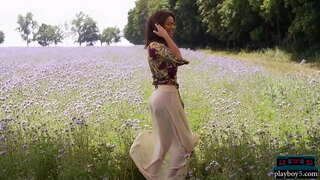 Busty ungerska MILF modell blir naken och ser otroligt varma nakna