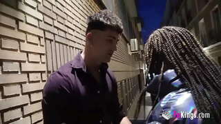 Brunette exhibitionist meunang dibor ku horny dude