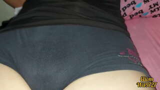 Sestra se dotýká její KUNDU před její Bratr