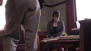 Aph isijapanese-ofisi ingelosi inikezela ukuvuthuzela umsebenzi wakhe boss phambi wetting yakhe pantie kwaye yamkela hugh creampie