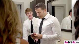 Sexy jèn Ms Faris ak Whitney Wright te jwi hardcore threesom sèks apre yo aspire dick