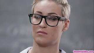 Paauglių kūdikis valgo jos instruktoriai šiknius po klasę