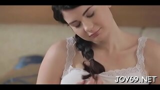 Cabul Lucy L. perlahan-lahan mulai telanjang hanya untuk bersenang-senang