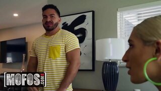 ���ალატი აკეთებს - MOFOS