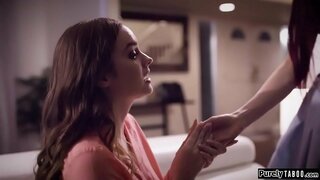 Adolescent ràpidament els canvis de la junta de temps de la data de la seva germana amb una noia que va conèixer en línia.Ella altera-se a mirar com la seva germana i es mostra ifo la seva dates casa.Ella manipula la noia en el sexe