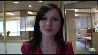 Миниатюрная brunette бо хурсандӣ пешниҳод худро попку