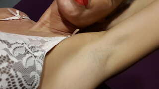 Leccare e annusare le ascelle